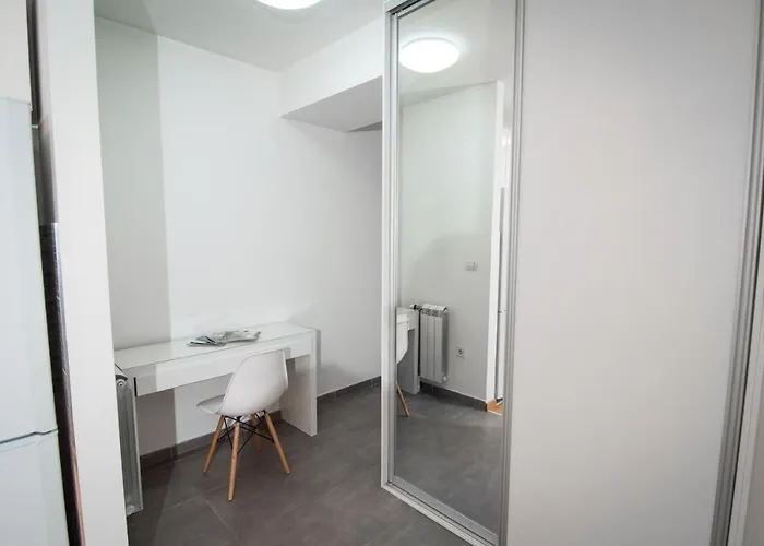 Feels Like Apartment *